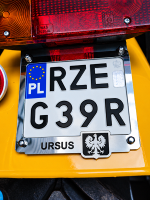 URSUS zbliżenie tylnej tablicy z emblematem polski